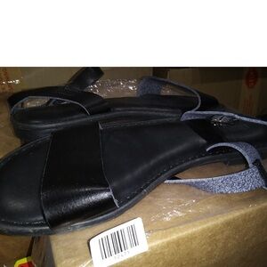 CUSHIONAIRE Women's Sandal Black 6.5